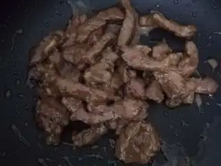 黑椒牛柳意面,材质表面看不到生肉即可,不需要完全炒熟,捞出放一旁备用