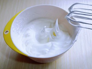 红丝绒草莓奶油蛋糕卷~下午茶必备甜品,电动打蛋器高速打发,打至湿性发泡时加入最后的三分之一糖,继续打发至蛋白出现细腻的纹路,将电动打蛋器调低速打发一会儿,感觉有些阻力时,就可以停止打发,以免消泡,提起打蛋器有微微的弯勾即可!