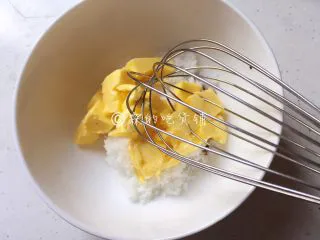 奶香咖啡面包,用手动打蛋器搅打均匀