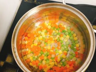杂蔬沙拉面包,锅里水烧开，放入杂蔬煮2分钟。