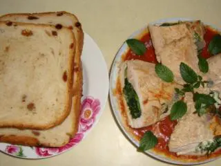 意大利美味——菠菜鸡肉排,配烤好的葡萄干面包