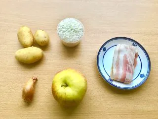 土豆苹果炖饭,准备好5样食材。土豆快发芽了，得赶紧吃掉！（(⁎⁍̴̛ᴗ⁍̴̛⁎)如果作为早午餐，请准备一整个苹果。）