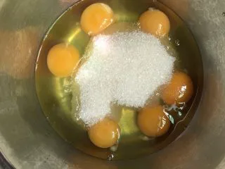 奶油海绵蛋糕,鸡蛋加入白糖。