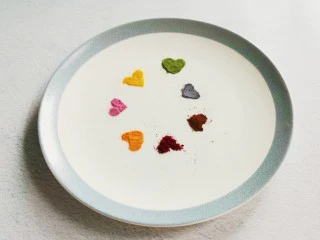 零色素卡通馒头可爱独角兽馒头, 准备紫薯粉、南瓜粉、胡萝卜粉、红曲米粉(或者甜菜粉)菠菜粉(或抹茶粉)蝶豆花粉、南瓜粉、竹炭粉(或者墨鱼汁)。如果实在没有色素也成,但是给小朋友吃的,还是果蔬粉健康一点。