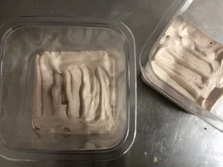 梦龙脆皮盒子,挤上一层巧克力奶油。