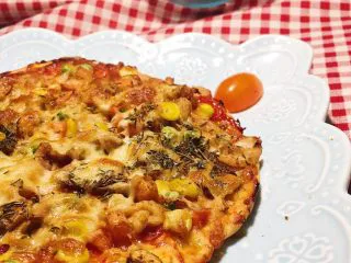 小白也会的奥尔良烤鸡腿披萨 「8寸薄脆版」,可以出炉了！完成！口水流一地了！虽然有点麻烦，但是为了这一刻，一切都值得了！