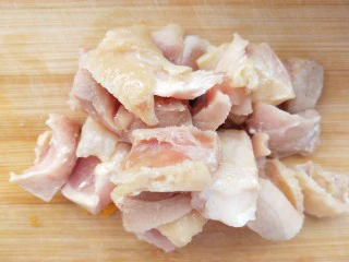 奶香南瓜鸡肉焗饭,鸡肉切丁。