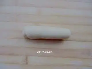 麻酱白糖酥饼,卷起,收口朝上,盖上保鲜膜,松驰15分钟