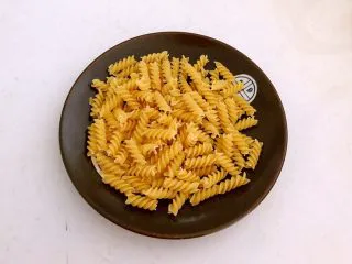 什锦虾仁焗意面,准备食材 螺丝面