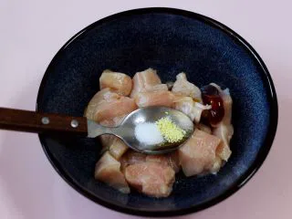 少油减脂的劲爆鸡米花,再加入适量的盐和鸡精调味。