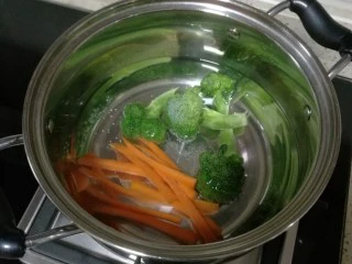 黑椒鸡扒意粉,胡萝卜和西兰花洗好后用水加点盐煮熟