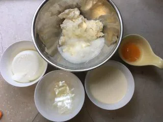 酸奶冻芝士蛋糕,一次性准备好所有原材，细砂糖、奶酪称好量放入盆里，蛋黄分离出来，吉利丁片剪碎，奶油、牛奶称好备用。所有工具洗净擦干备用，准备工作做好，才能着手操作，一气呵成圆满结束。