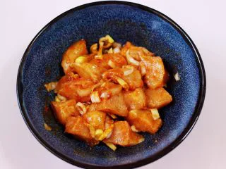 少油减脂的劲爆鸡米花,戴上食品手套，搅拌均匀，盖上保鲜膜腌制30分钟。