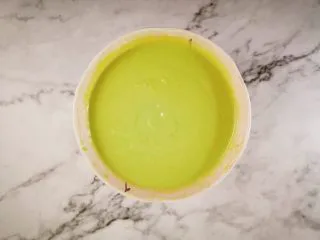 抹茶酸奶松饼,加入酸奶和牛奶，拌匀