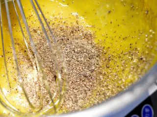 法式咸派【魔法蛋糕】,加入黑胡椒颗粒。大家可以买研磨瓶。或者直接到超市买带研磨瓶的黑胡椒。量按照个人喜好来加,我个人比较喜欢黑胡椒的香气,所以加的比较多