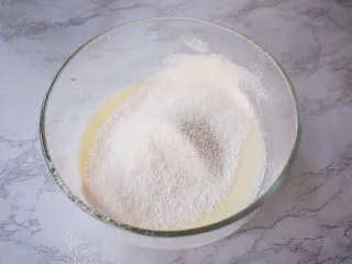 7寸中空双色戚风蛋糕,筛入低筋面粉,分两次筛入,每次筛入都要拌匀才能再筛入下一次