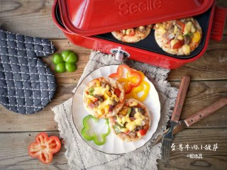 至尊牛肉小披萨,出锅装盘!