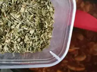意式番茄蘑菇通心粉,加入欧芹碎