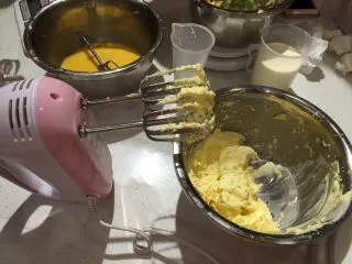 #春日烘焙教室# 草莓塔,把黄油和糖搅成羽毛状