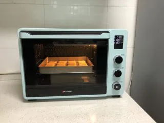 可爱KT小饼干,送入预热好的烤箱，中层，180度烤15-20分钟至表面金黄。