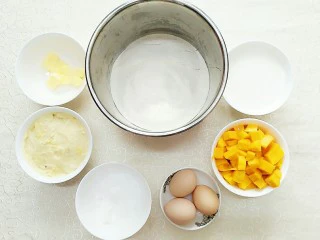 榴芒千层蛋糕,将所有食材称好重量备用!芒果切成颗粒,榴莲肉用勺子压成泥!