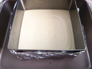 提拉米苏(蛋糕版),方形慕斯模具用锡纸包好,放入一片蛋糕片,刷上咖啡酒,刷的越多,这后咖啡酒的味道就会越浓,喜欢可以多刷,不喜欢也可以省略,倒入大约一半淡奶油糊,