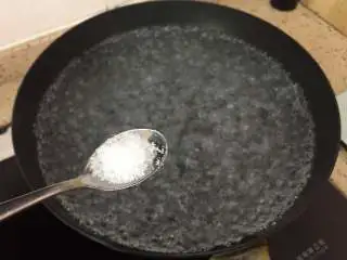 培根芝士意大利面,烧一锅开水,最好用深一点的汤锅煮。然后加一小勺食盐进去,加盐的作用是给意大利面加点底味。