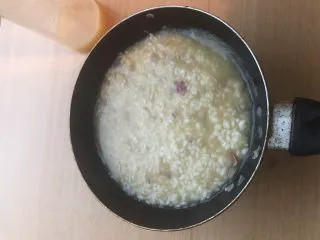 土豆苹果炖饭,加入榨好的苹果汁。