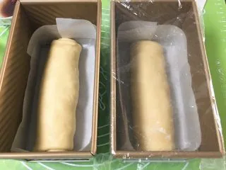 黑砖蜜豆吐司,依次放入吐司盒中,盖上保鲜膜。