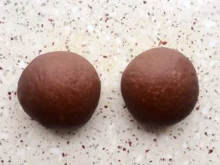 可可麻薯软欧包,面团排气分成2等份 盖保鲜膜静置松弛15分钟