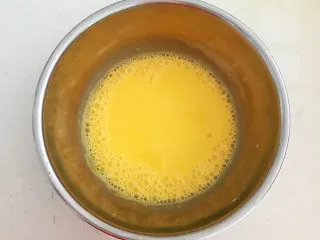 茶香戚风蛋糕,充分调匀,直到完全融合