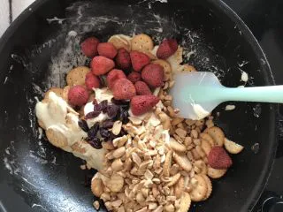 网红草莓雪花酥,在把草莓干，蔓越莓干和花生碎倒入锅中，快速搅拌然后关火