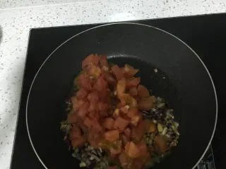 培根芝士焗饭,加入番茄翻炒，炒出红油为止。