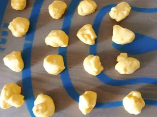 南瓜卡通面包,取一个小面团再平均分成5克一个的小面团 盖保鲜膜松弛15分钟(做耳朵)