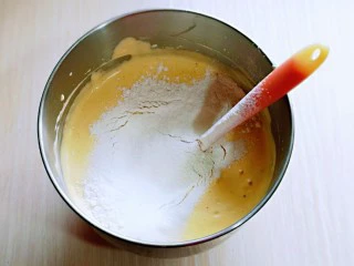 红糖枣糕别在外面买了~自己在家做~健康无添加,分三次筛入低筋面粉,每次都要充分拌至无干粉,再加入下一次。