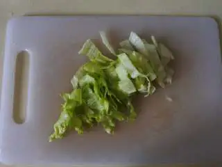 BBQ烧烤鸡腿扒套餐,两种生菜洗净，切条，放到一起