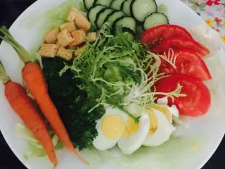 鸡肉主厨沙拉,球生菜打底，其他食材摆盘，由于家里没有吐司，我直接拿手指饼掰成一段一段的，代替吐司块，很好吃啊！😍