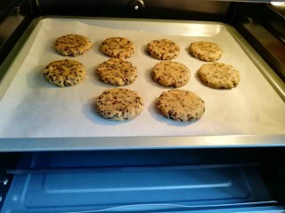 麦片芝麻核桃酥,送入预热好的烤箱。