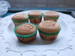 纸杯蛋糕(不塌不裂),如果加九分满。烤出来就会超过纸杯高度一点点。圆鼓鼓的。如果加八分满。烤出来就会和纸杯高度差不多。图中是两种高度的。