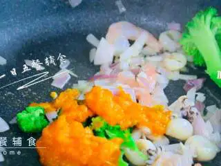 南瓜海鲜意面,加入西兰花、南瓜泥,炒1分钟。