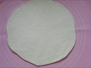 馅料足足的超级至尊匹萨,取其中一个擀成披萨盘大小的圆形