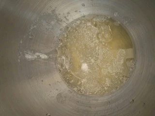 十分优秀de巧克力戚风蛋糕,蛋白中加入1g塔塔粉或几滴柠檬汁帮助打法