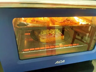 吐司培根披萨,放进180度烤箱