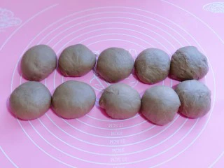 吃一次就会爱上它的美～可可酸奶面包,将面团取出排气，分割10等份，盖上保鲜膜醒15分钟！