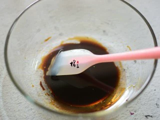 十味 高纤低脂燕麦饼干,红糖加入热水，搅拌均匀，要让红糖颗粒都融化，加入玉米油拌匀 