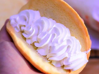 火爆Ins的StrawberryOmelet草莓抱抱卷,蛋糕胚轻轻弯曲,挤入淡奶油