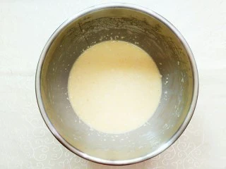 榴芒千层蛋糕,将鸡蛋液与低粉一起搅拌均匀!