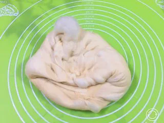 奶酪火腿肉松面包,面团拿出排气。
