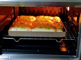 葱香四溢的全麦酸奶面包卷,将模具入东菱烤箱中层。
