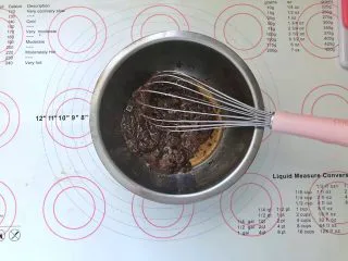 不消泡的可可戚风蛋糕,倒入冰酸奶可以快速降温,搅拌均匀。